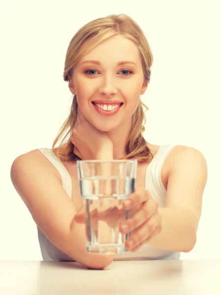 Femme avec verre d'eau — Photo