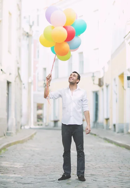 Człowiek z kolorowych balonów w mieście — Zdjęcie stockowe
