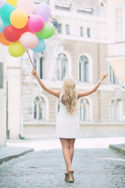 Vrouw met kleurrijke ballonnen — Stockfoto