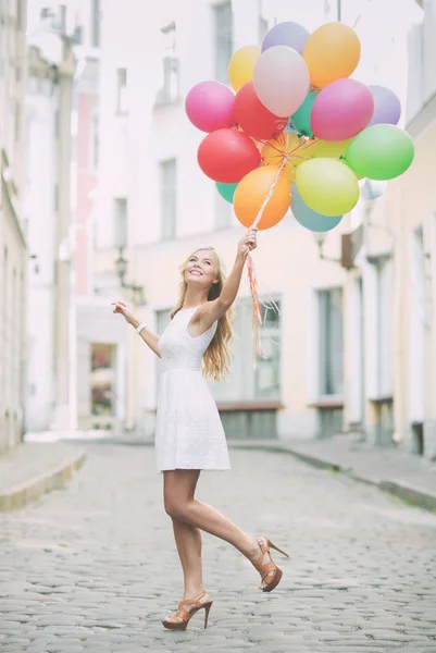 Kvinna med färgglada ballonger — Stockfoto