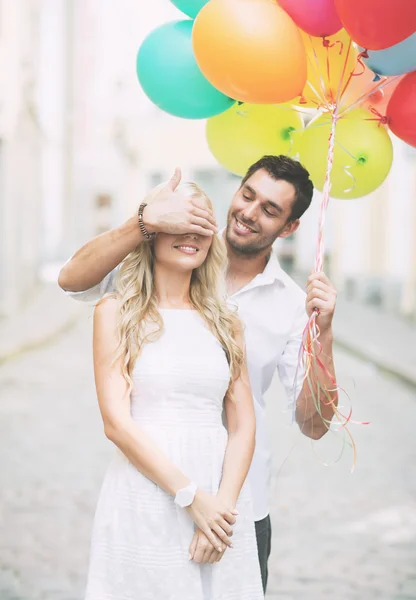 Par med färgglada ballonger — Stockfoto