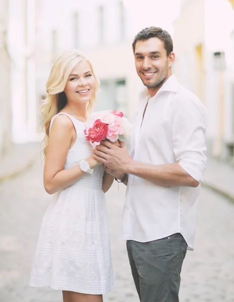 Paar mit Blumen in der Stadt — Stockfoto