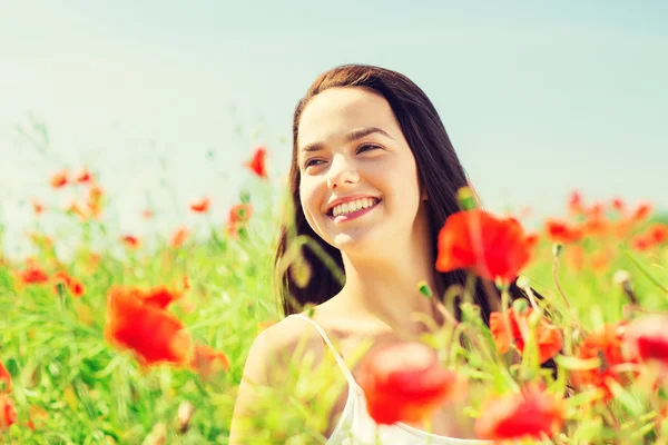 Souriant jeune femme sur champ de pavot — Photo