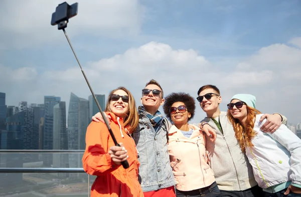 Amigos sorrindo tirar selfie com smartphone — Fotografia de Stock