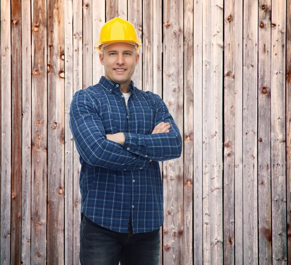 Sorridente construtor masculino ou trabalhador manual no capacete — Fotografia de Stock