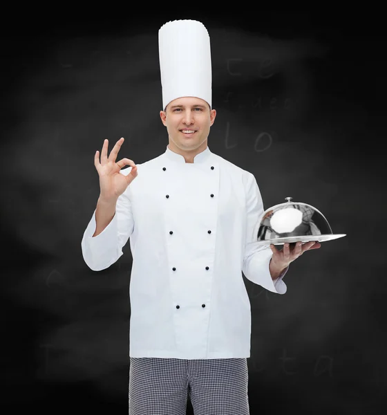 Cocinero macho feliz con cloche mostrando signo ok —  Fotos de Stock