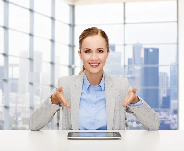 Mujer de negocios sonriente con tableta pc —  Fotos de Stock