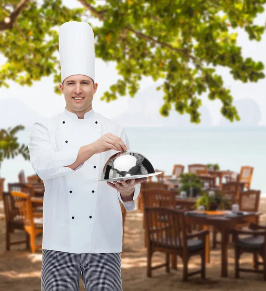 Gelukkig mannelijke chef kok houden cloche — Stockfoto