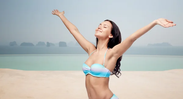 Mujer feliz en bikini traje de baño con las manos levantadas — Foto de Stock