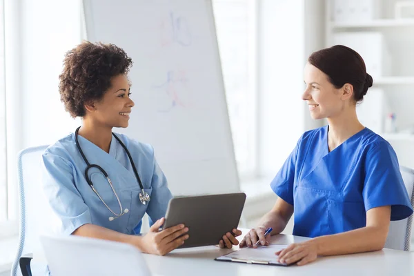 Happy doctors with tablet pc meeting at hospital — Stock Photo, Image