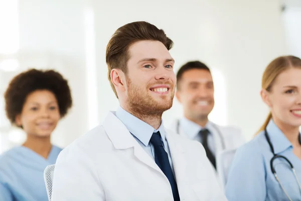 Zufriedener Arzt über Gruppe von Sanitätern im Krankenhaus — Stockfoto