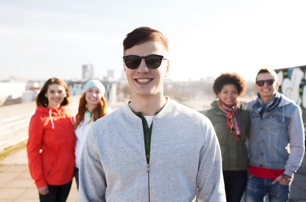 Grupp av happy tonåriga vänner på ort gata — Stockfoto