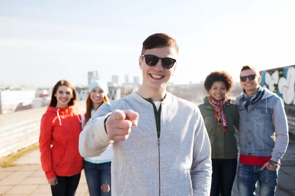 Happy vänner pekar finger till dig på gatan — Stockfoto