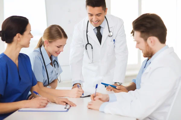 Gruppe glücklicher Ärzte trifft sich im Krankenhaus — Stockfoto