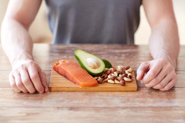 Närbild av manliga händer med mat rik på protein — Stockfoto