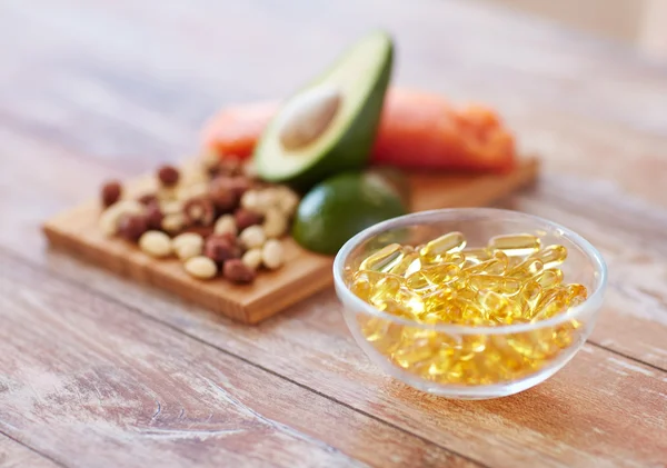 Az omega-3 kapszula és az élelmiszer-tábla közelről — Stock Fotó