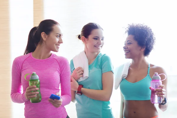 快乐的女人，与瓶水在健身房 — 图库照片