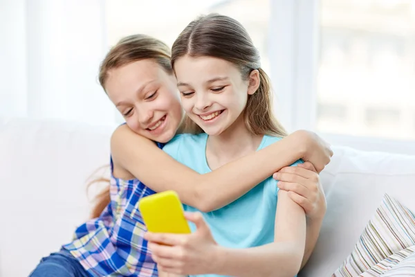 Chicas felices con teléfono inteligente tomar selfie en casa —  Fotos de Stock