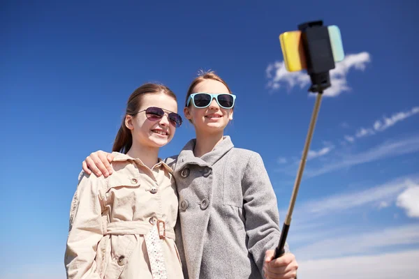 Ευτυχισμένος κορίτσια με smartphone selfie ραβδί — Φωτογραφία Αρχείου