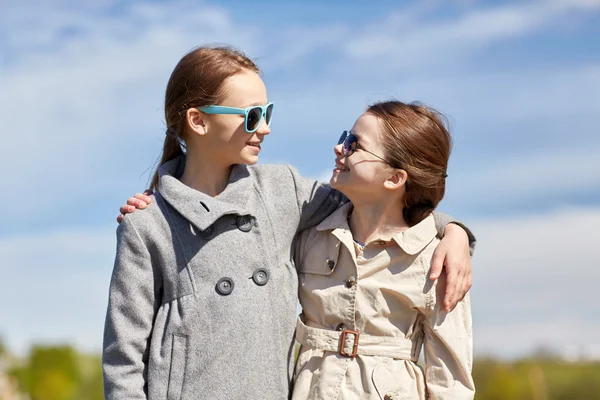 Gelukkig weinig meisjes knuffelen en praten buiten — Stockfoto