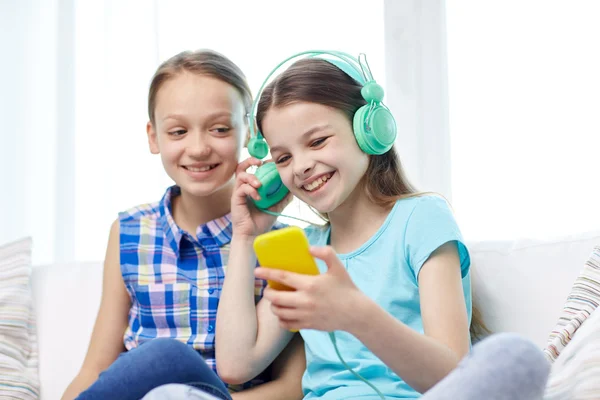 智能手机和耳机的快乐女孩 — 图库照片