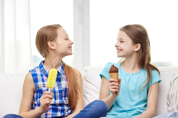 Glückliche kleine Mädchen, die zu Hause Eis essen — Stockfoto