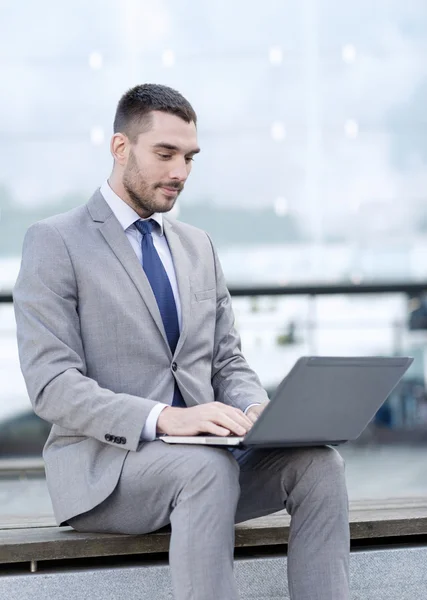 Uomo d'affari che lavora con il computer portatile all'aperto — Foto Stock