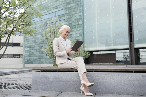 Mujer de negocios sonriente con tableta pc al aire libre — Foto de Stock