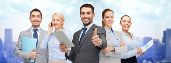 Grupo de empresários sorridentes mostrando polegares para cima — Fotografia de Stock