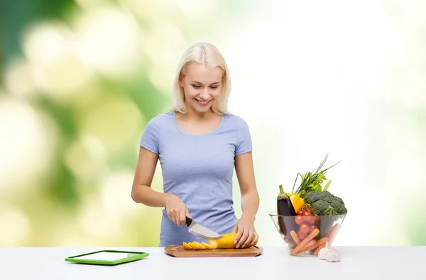 Sorrindo jovem mulher cozinhar legumes — Fotografia de Stock