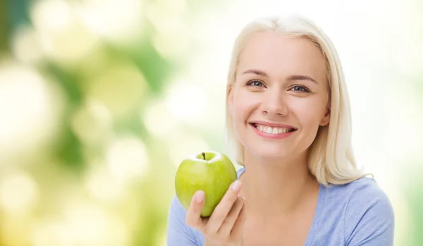 幸せな女の食べる青リンゴ — ストック写真