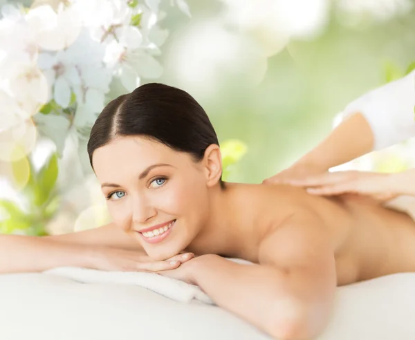 Feliz hermosa mujer teniendo espalda masaje — Foto de Stock