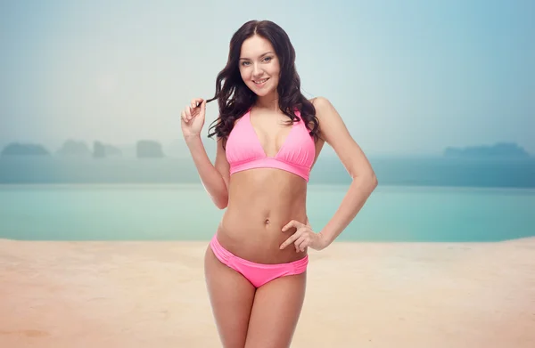 Mujer joven feliz en traje de baño de bikini rosa —  Fotos de Stock