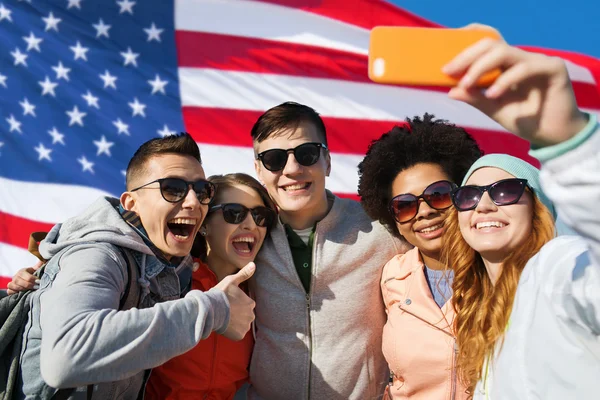 Smiling friends taking selfie with smartphone — Stock Photo, Image