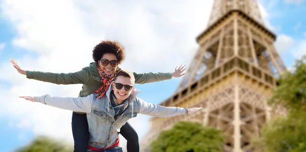 Gelukkige tiener paar over Parijs Eiffeltoren — Stockfoto