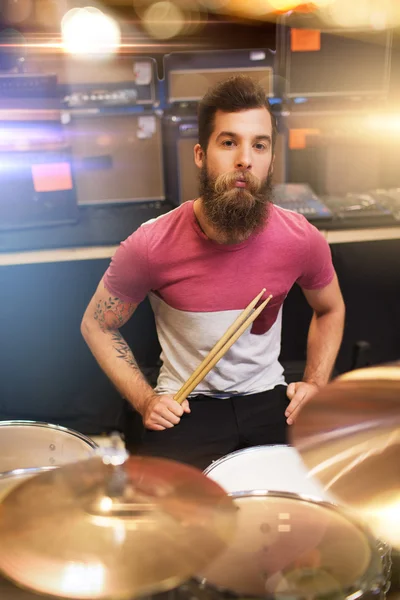 Músico masculino tocando platillos en la tienda de música — Foto de Stock