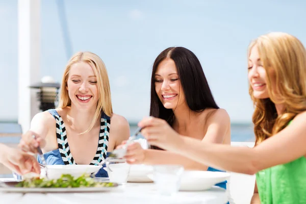 Meisjes in café op het strand — Stockfoto