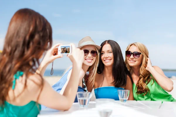 Girls taking photo in cafe on the beach — Stock Photo, Image