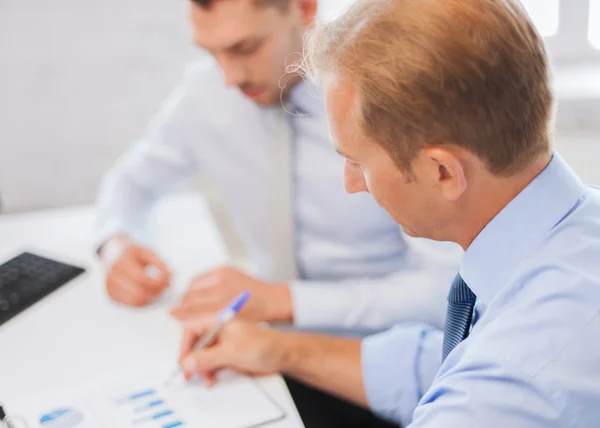 Empresarios con cuaderno sobre reunión —  Fotos de Stock