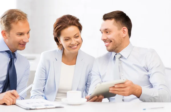 Equipe de negócios se divertindo com tablet pc no escritório — Fotografia de Stock