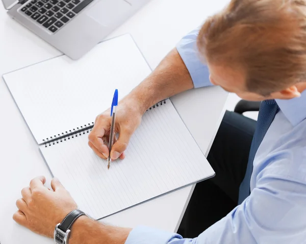 Zakenman schrijven in notebook — Stockfoto