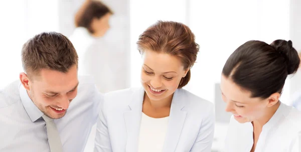 Business team discussing something in office — Stock Photo, Image