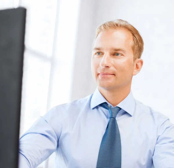 Geschäftsmann mit Taschenrechner, Computer und Papier — Stockfoto