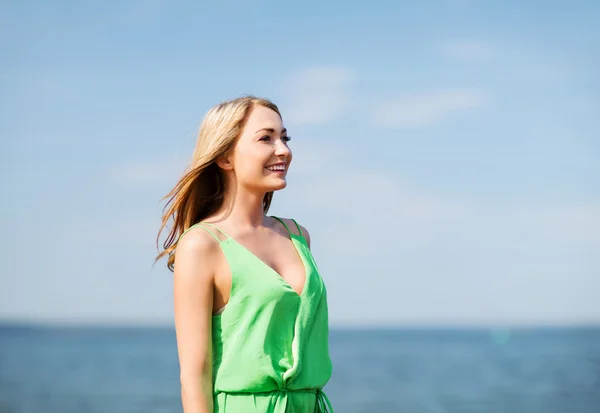 Menina de pé na praia — Fotografia de Stock