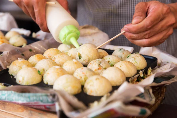 Cook stuffing dough or rice balls at street market — Stock Photo, Image