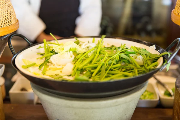 Tigela de salada verde ou enfeite no restaurante asiático — Fotografia de Stock