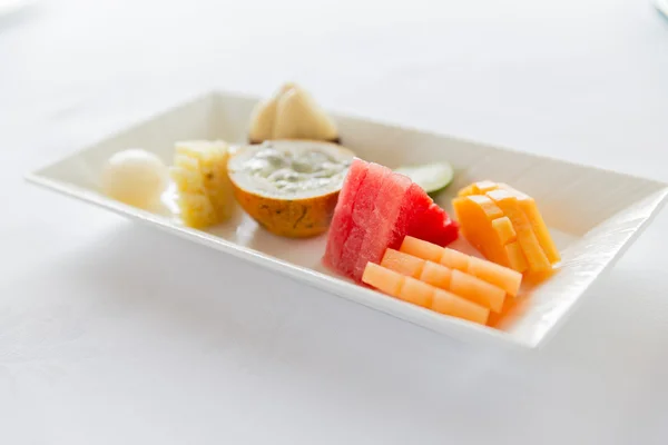 Prato de sobremesa de frutas suculentas frescas no restaurante — Fotografia de Stock
