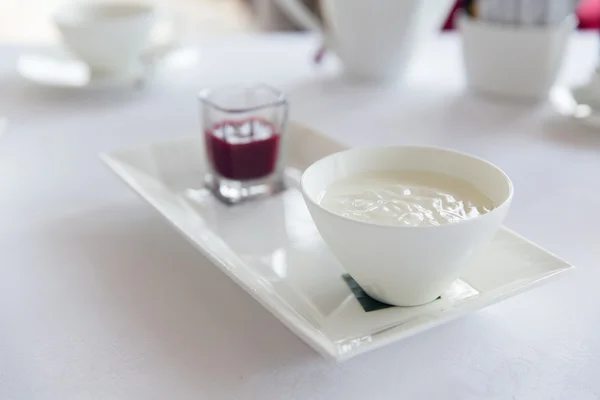 Primo piano di yogurt e marmellata a ristorante — Foto Stock