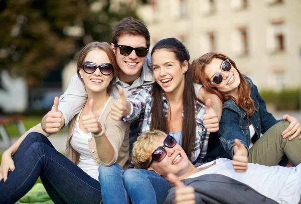 Groep studenten of tieners tonen duimen omhoog — Stockfoto