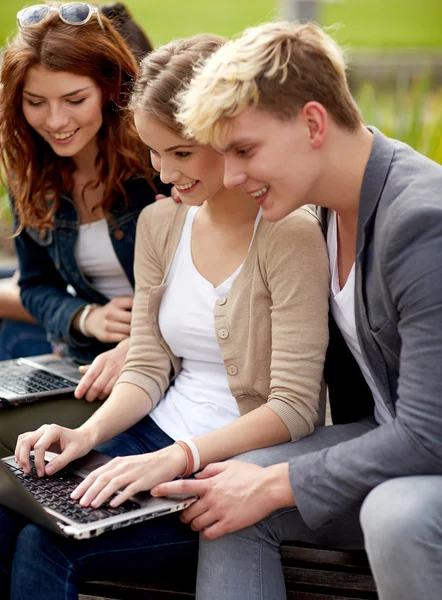 Estudiantes o adolescentes con computadoras portátiles — Foto de Stock